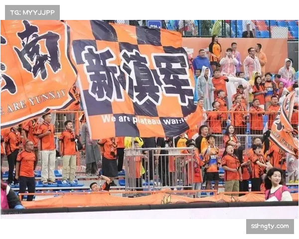 云南玉昆主场巨型Tifo致谢球迷，赛季收官温情满满