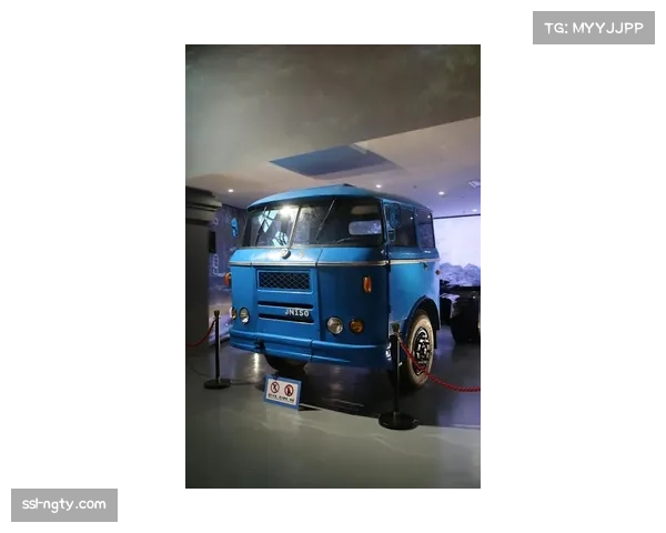 环深圳赛场现复古钢架车展，1970年代经典车型引老车迷集体怀旧