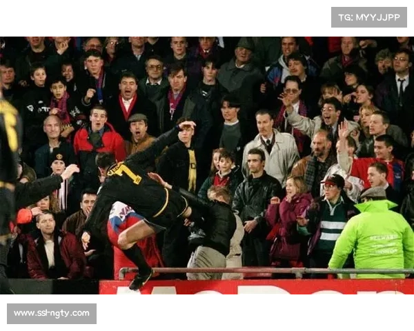 马赛球迷赛前抗议裁判标准，横幅表达不满