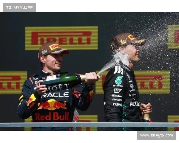 维斯塔潘赛后与工程师拉姆亚斯交谈，后者遗憾落泪