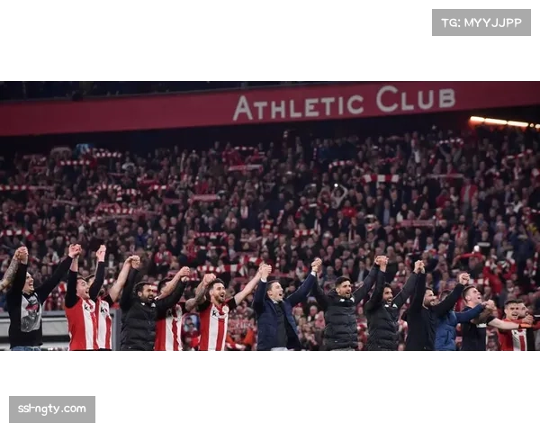 伯纳乌球迷高唱助威歌曲，维尼修斯热身时与球迷互动